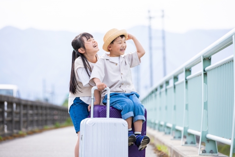 旅行を楽しみにする子供